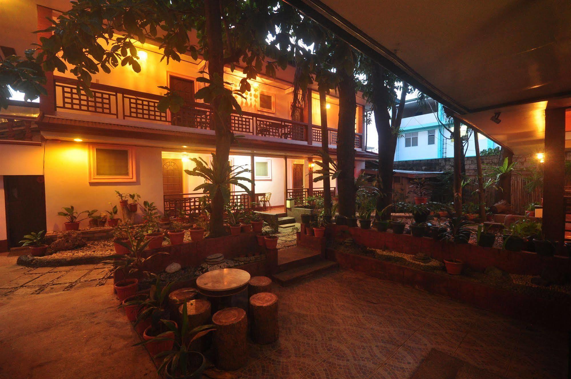 Lola Itang Pension House Tiniguiban Exteriör bild