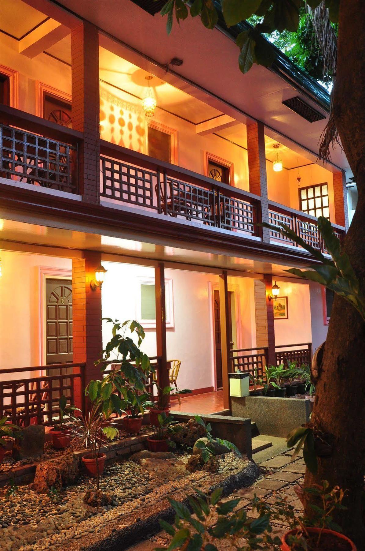 Lola Itang Pension House Tiniguiban Exteriör bild